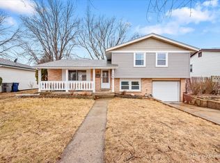 1366 Blackhawk Dr, Elgin, IL 60120