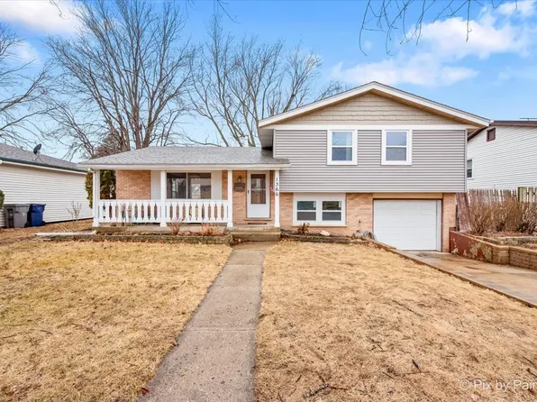 1366 Blackhawk Dr, Elgin, IL 60120