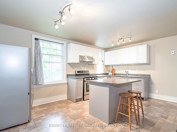 5th image of 105 Barrie St