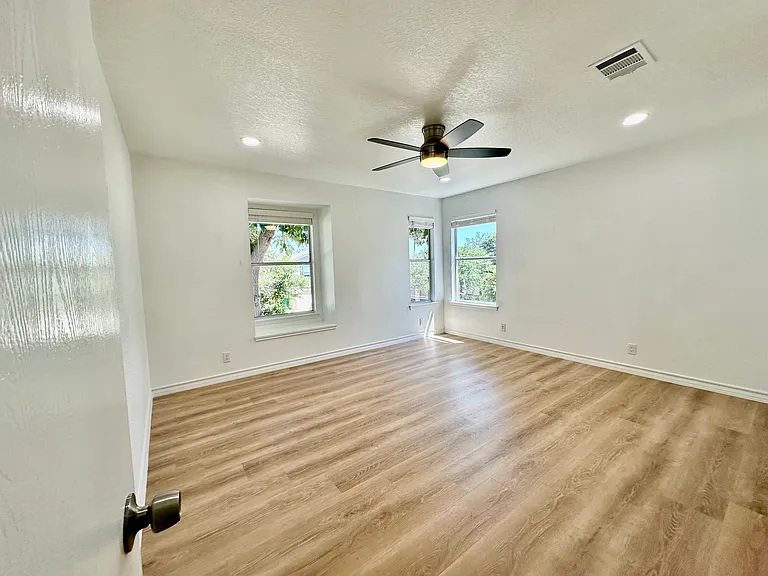 414 Hampton Cv — Photo 14