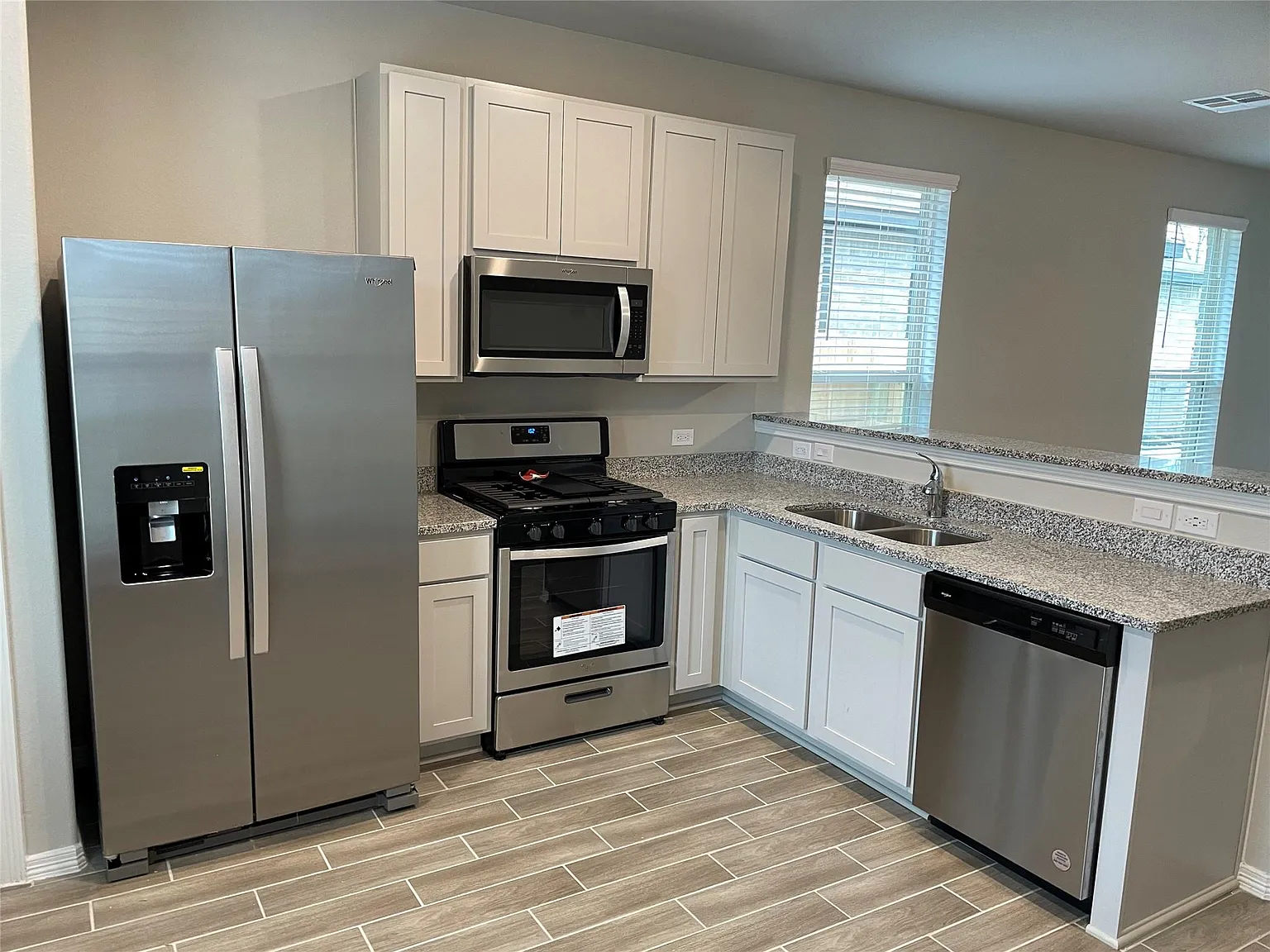3 bed, 2.0 bath, 1251 sqft, $1,755 — Photo 4