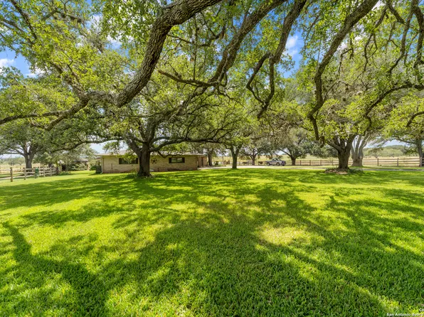 435 PINE MEADOW RD, Seguin, TX 78155