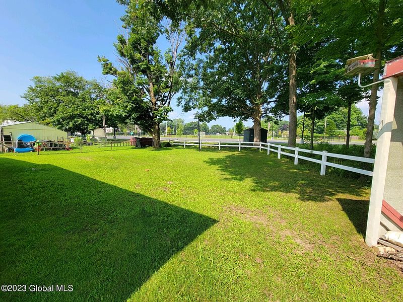 4th image of 2367 Burgoyne Avenue