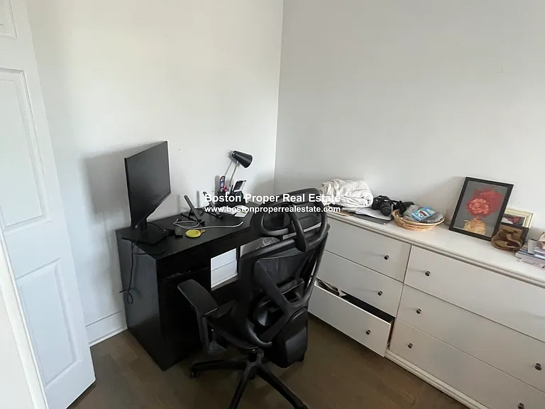51 Queensberry St #2 — Photo 6