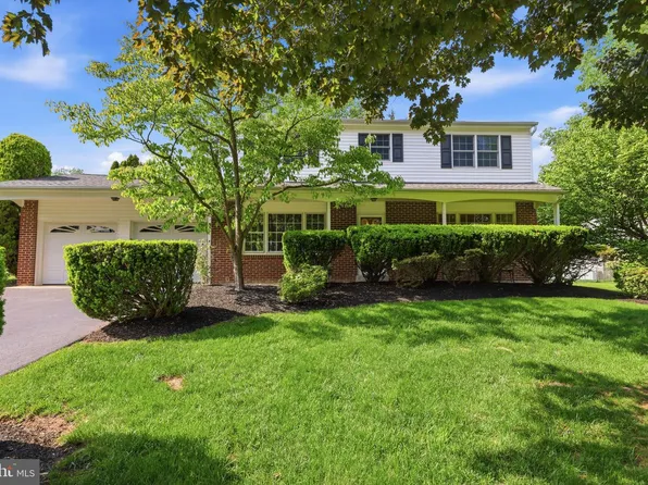 121 Buck Hill Dr, Holland, PA 18966