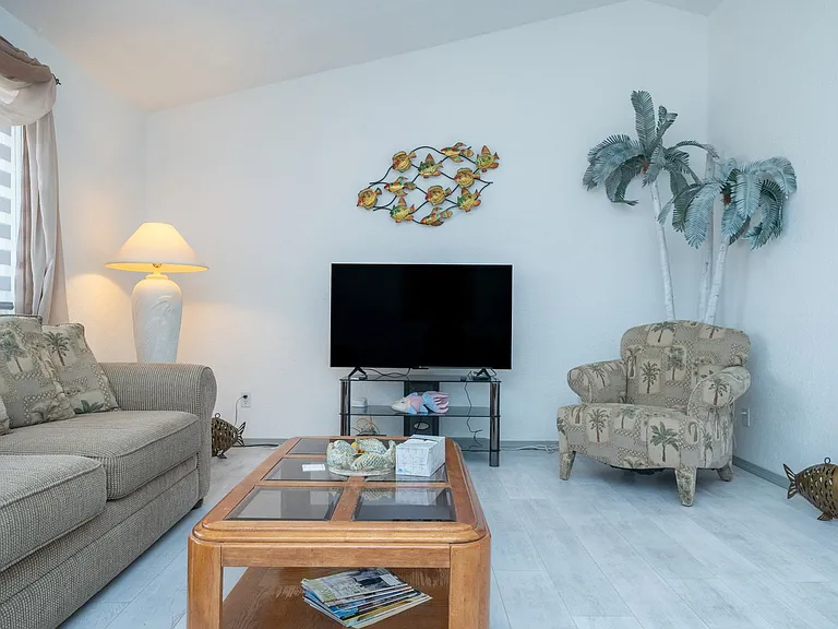 3910 Coral Reef Dr — Photo 4