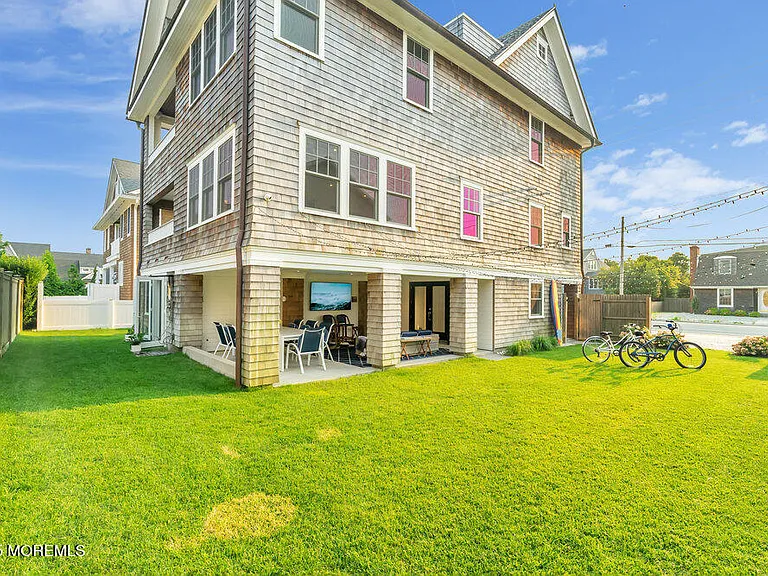 985 Ocean Ave — Photo 35