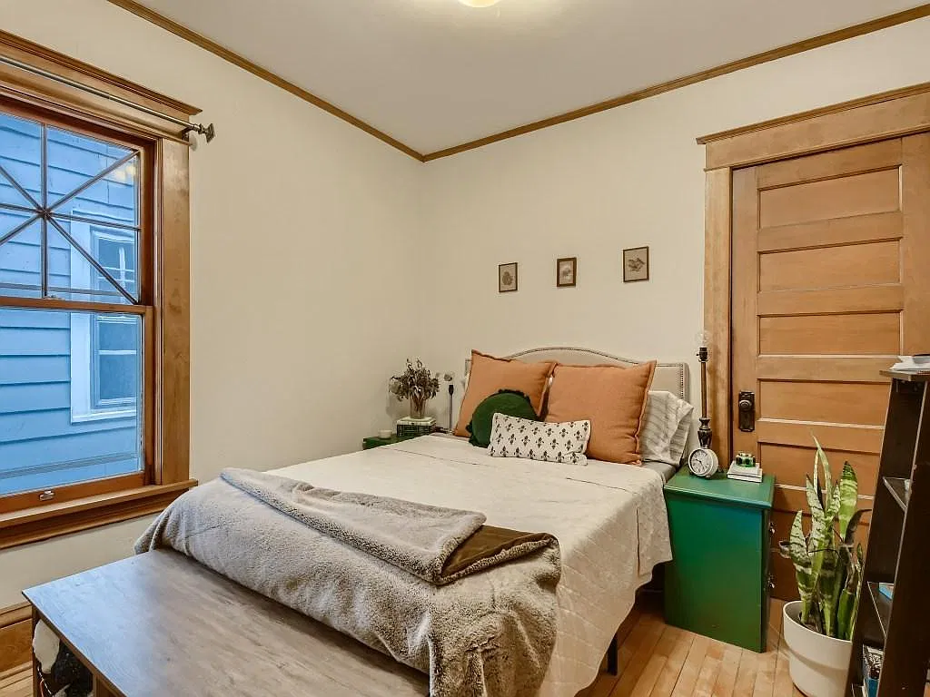4 bed, 2356 sqft, $2,650 — Photo 3