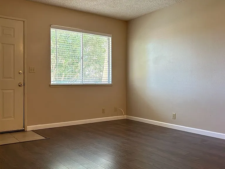 425 Rick Ct — Photo 3