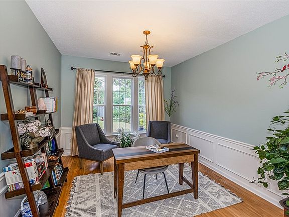 5th image of 303 Collingsworth Ln
