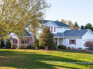 4 Arrowhead Dr, Douglassville, PA 19518