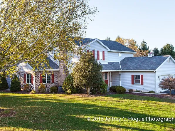 4 Arrowhead Dr, Douglassville, PA 19518