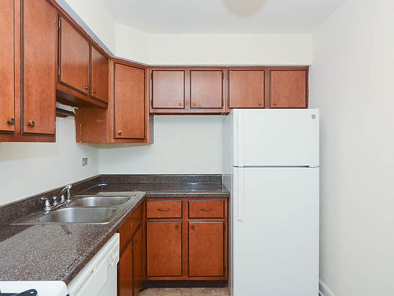 2nd image of 660 W Wrightwood Ave #401