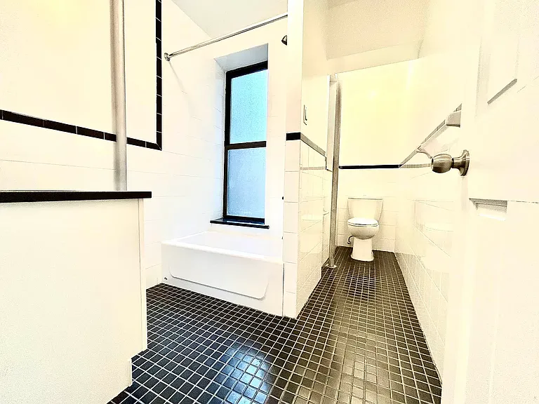 206 E 10th St #2L — Photo 8