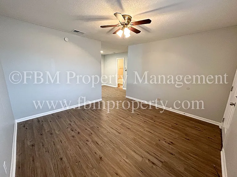 330 W College St #4 — Photo 5