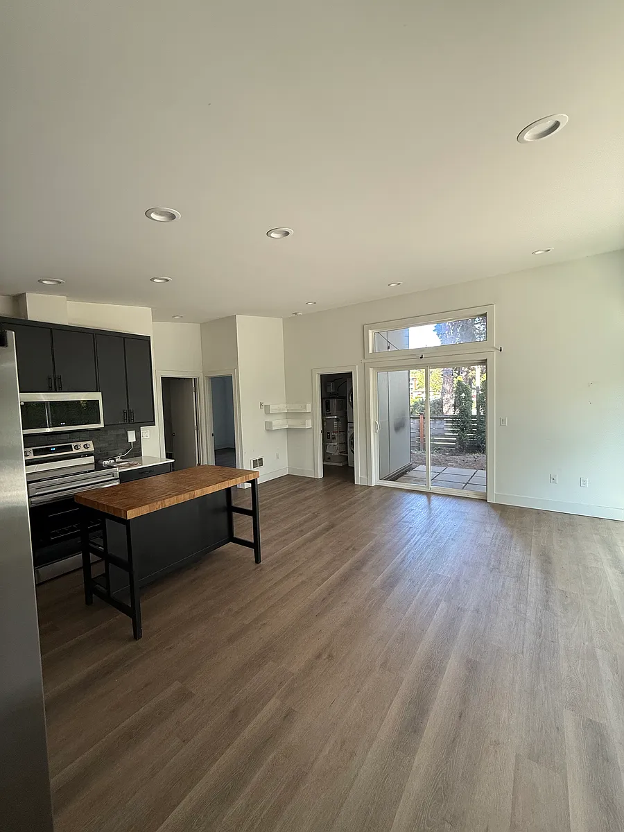 Building Photo - 2814 34th Ave W #C