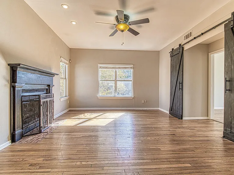 310 W Taylors Xing — Photo 21