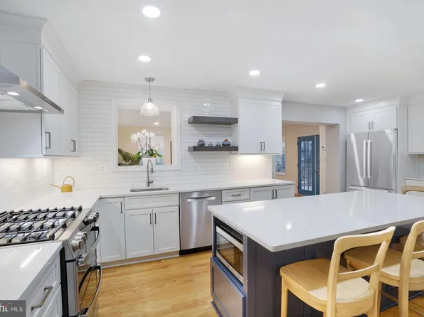 8921 Braeburn Dr, Annandale, VA 22003