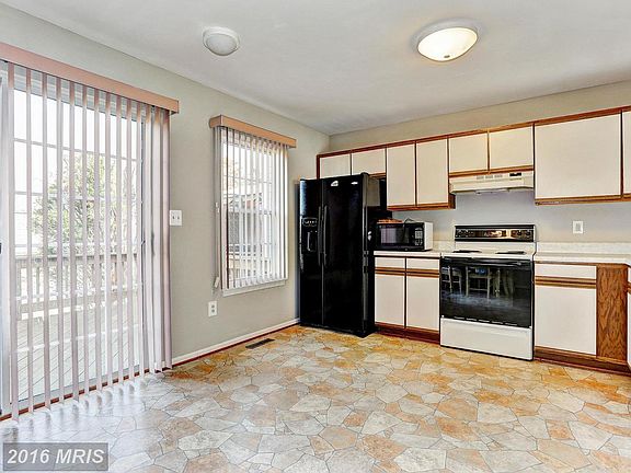 5th image of 13 Squire Ct