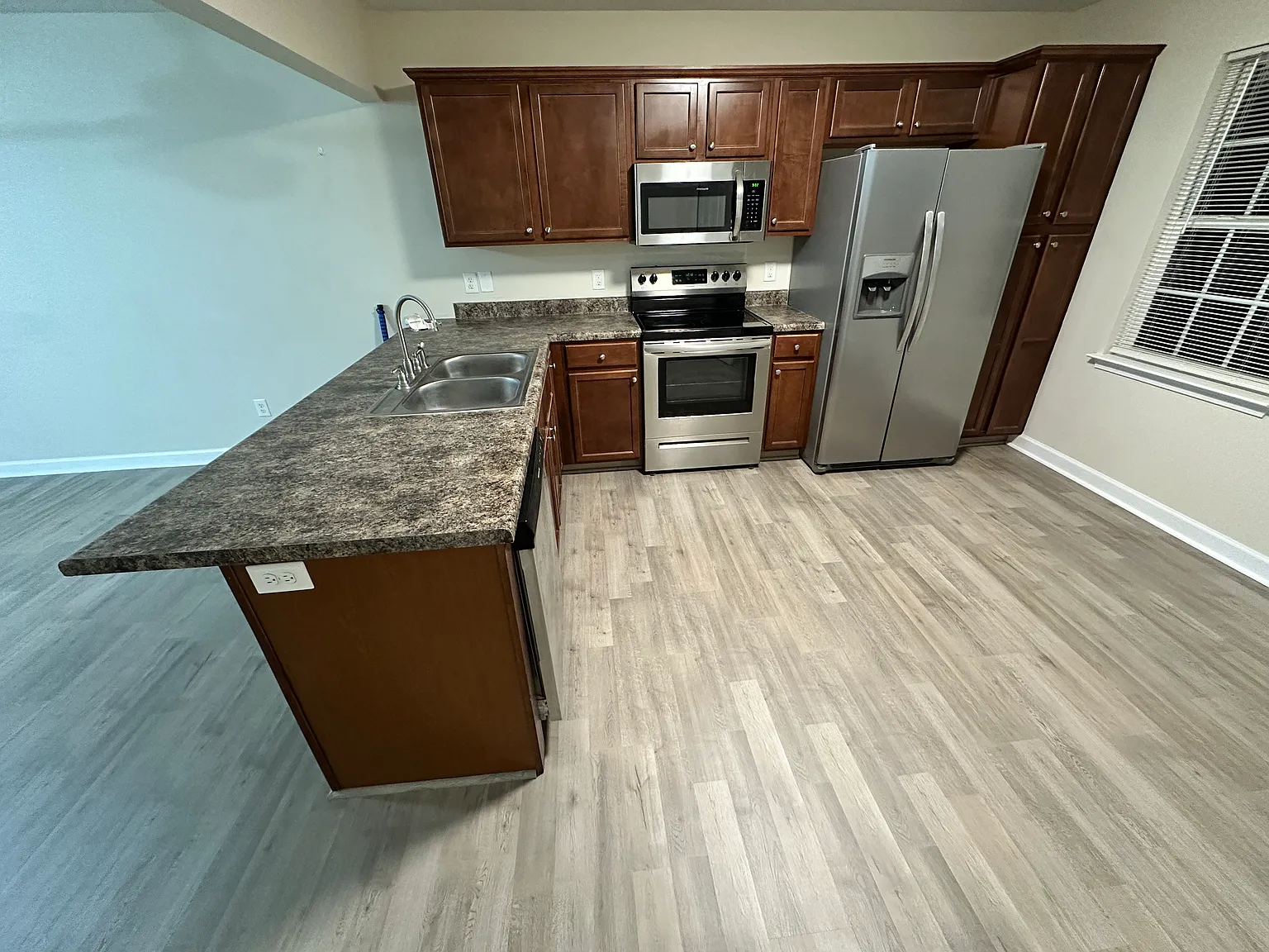 2 bed, 2.5 bath, 1008 sqft, $1,250 — Photo 2