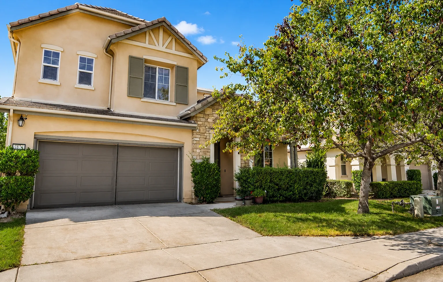 5 bed, 2949 sqft, $5,200 — Photo 1