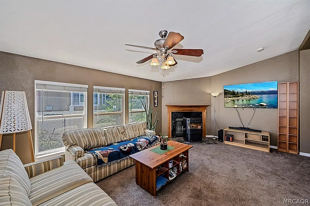 3 bed, 2.0 bath, 1461 sqft, $2,000 — Photo 3