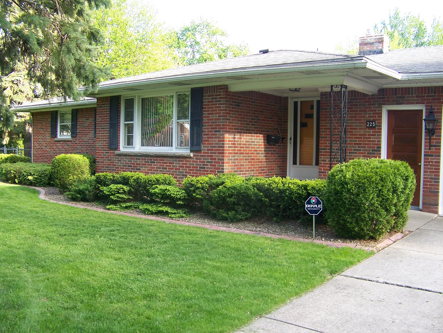 225 Akron St photo 1