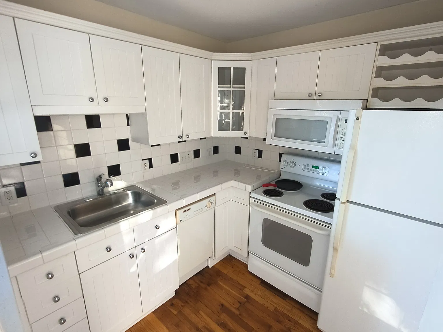 2 bed, 850 sqft, $1,975 — Photo 4