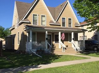 805 N 3rd St, Grand Forks, ND 58203