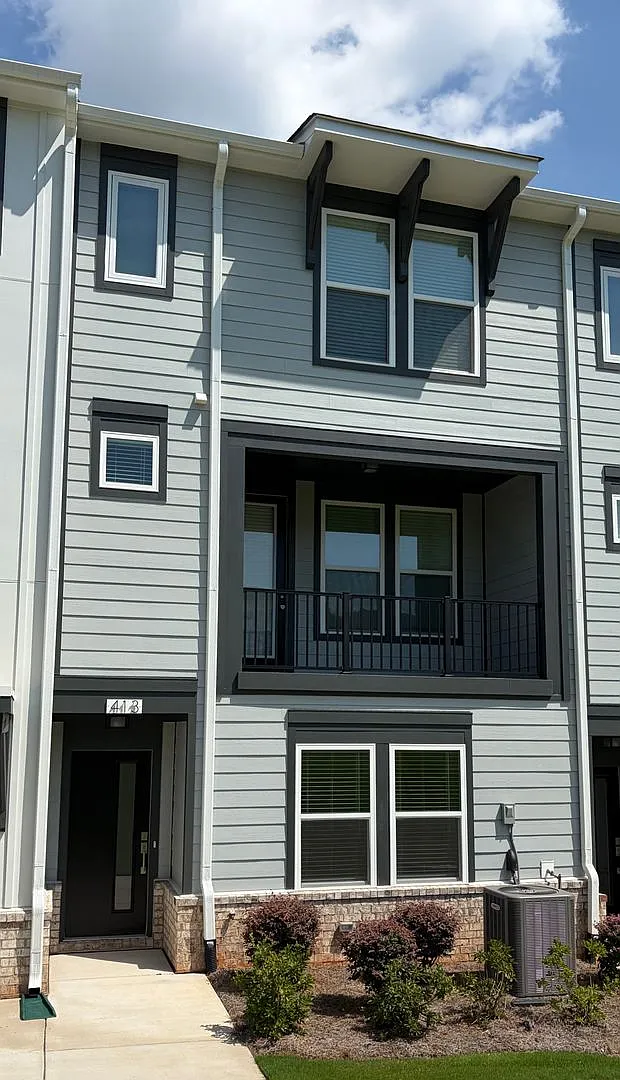 Modern 3-Bedroom Townhome Near UNC Charlotte & Light Rail — Photo 1