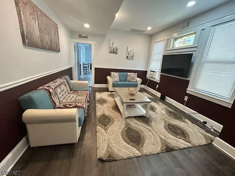 3 bed, 1.0 bath, $2,500 — Photo 3