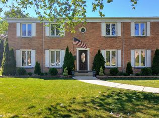 1343 Woodview Ln APT 2W, Glenview, IL 60025