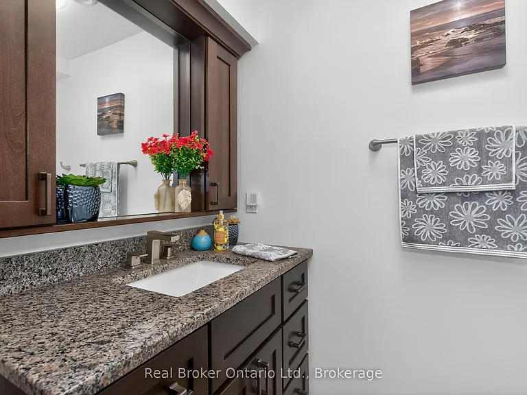 16 Mundy Ave — Photo 18