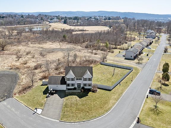 3rd image of 924 Anne Ln