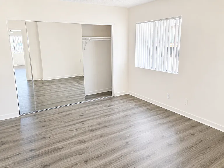 15020 Burbank Blvd — Photo 11