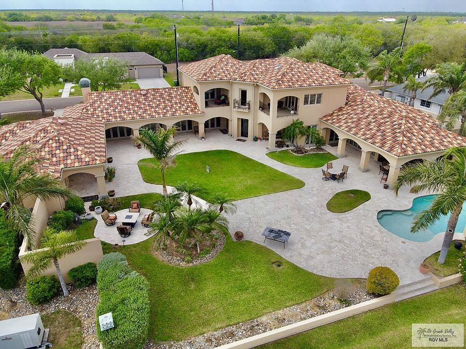 1st image of 996 Villa Dr