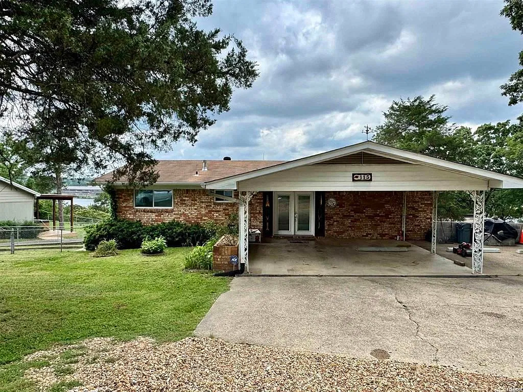 4 bed, 3.0 bath, 2524 sqft, $3,300 — Photo 1