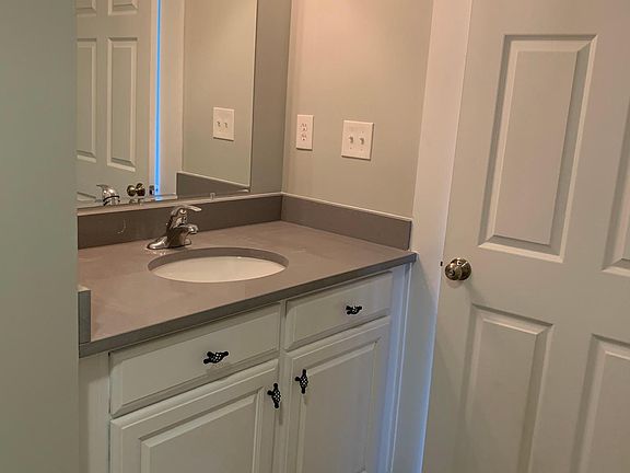 Bathroom vanity with quartz countertops