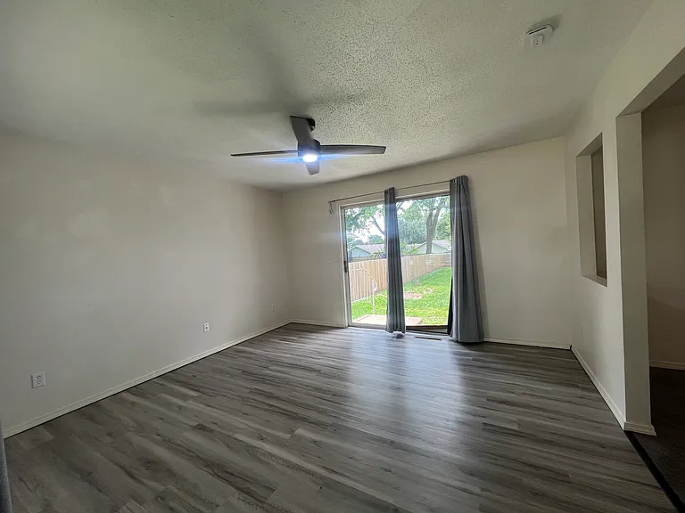 204 E Robberson St — Photo 5