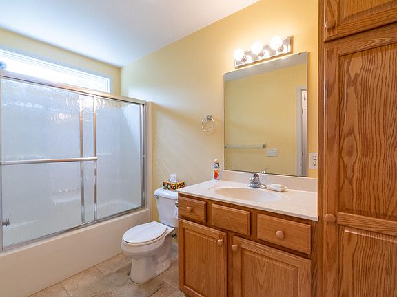5th image of 15371 Buchanan St