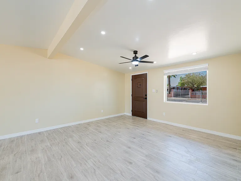 1117 E Illinois St — Photo 16