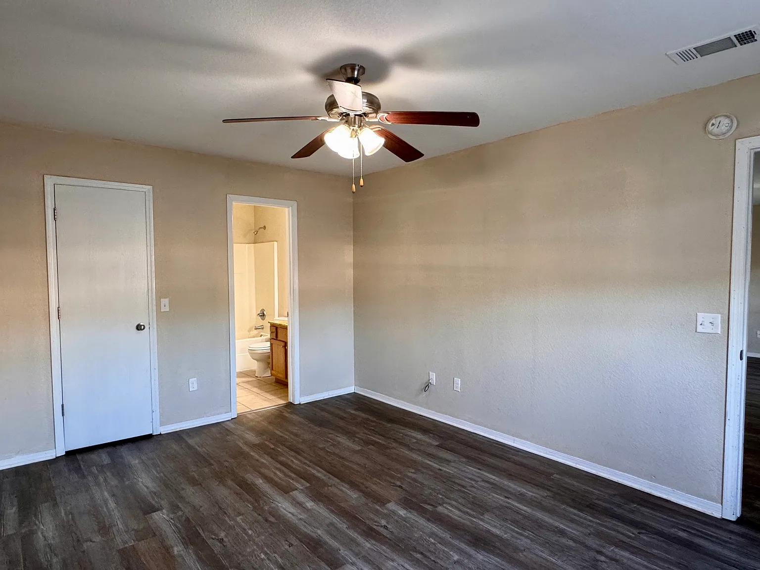 3 bed, $1,300 — Photo 2