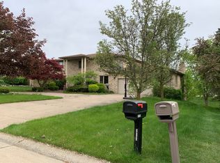 39205 Wilton Ct, Farmington Hills, MI 48331