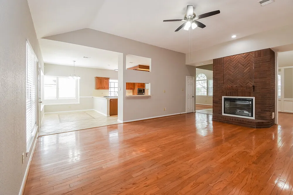 3 bed, 2.0 bath, 2549 sqft, $2,520 — Photo 3