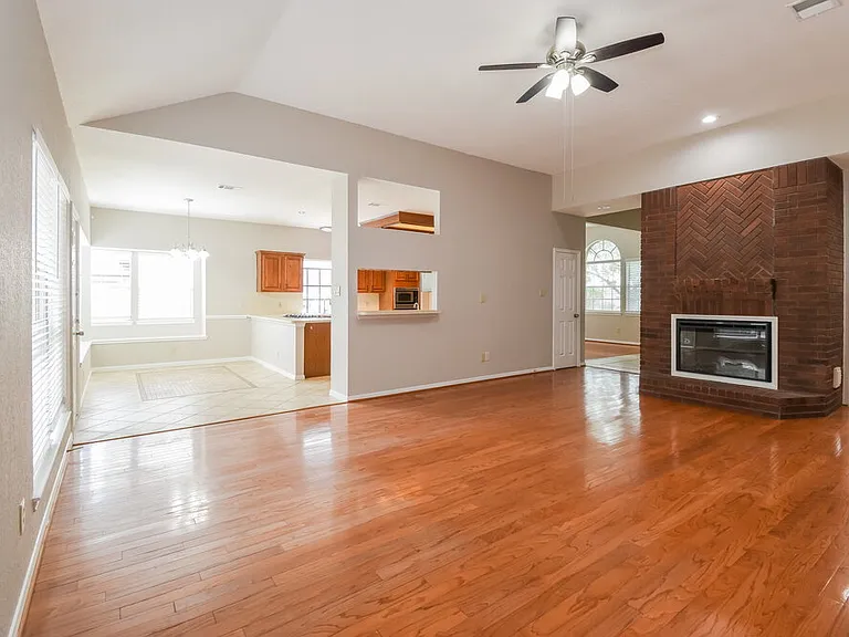 2819 Calender Lake Dr — Photo 3