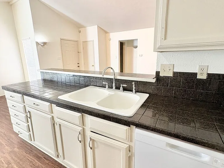 658 Stonehenge Dr — Photo 6