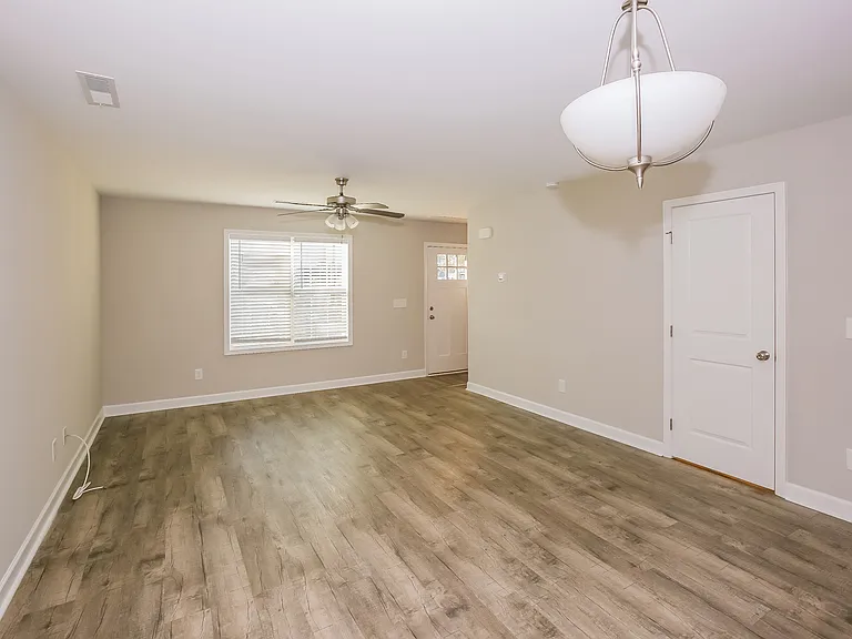142 Rowan St S — Photo 4