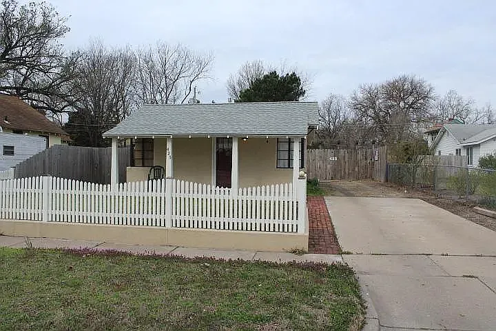 425 N Athenian St — Photo 2