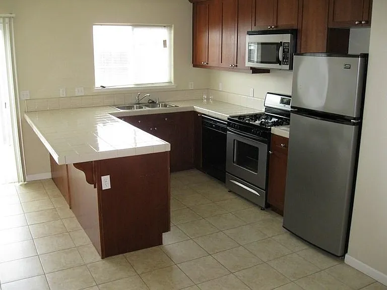 421 Hetherington Cir — Photo 4