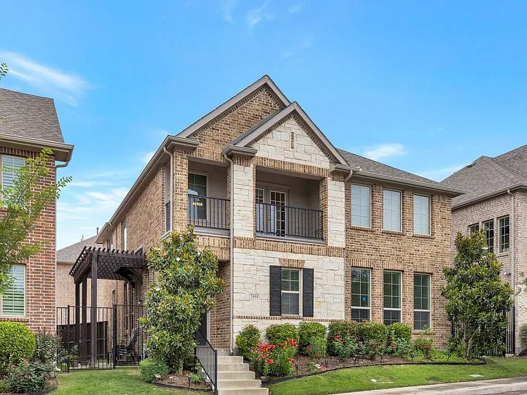 2464 Castle Ridge Dr — Photo 2